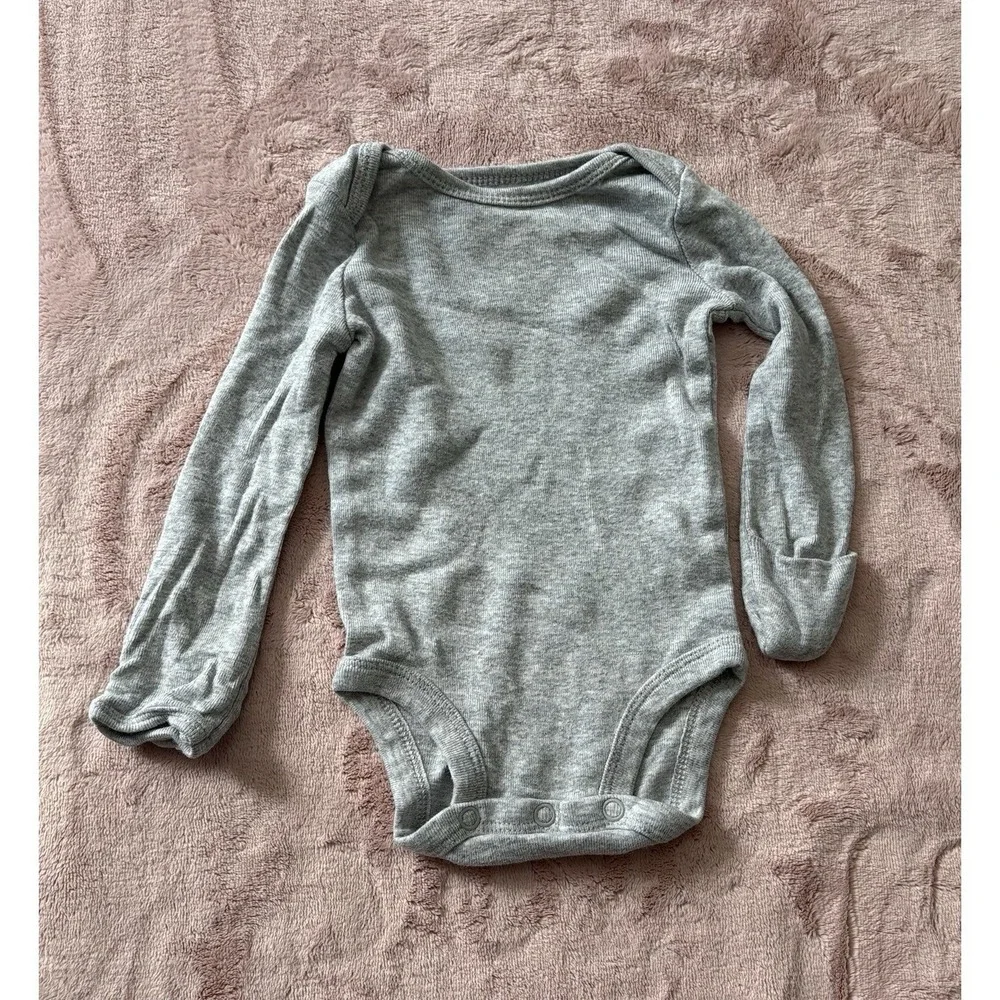 Carter's New Born Solid Gray Long Sleeve Body Suits Pink With Hand Mittens‎